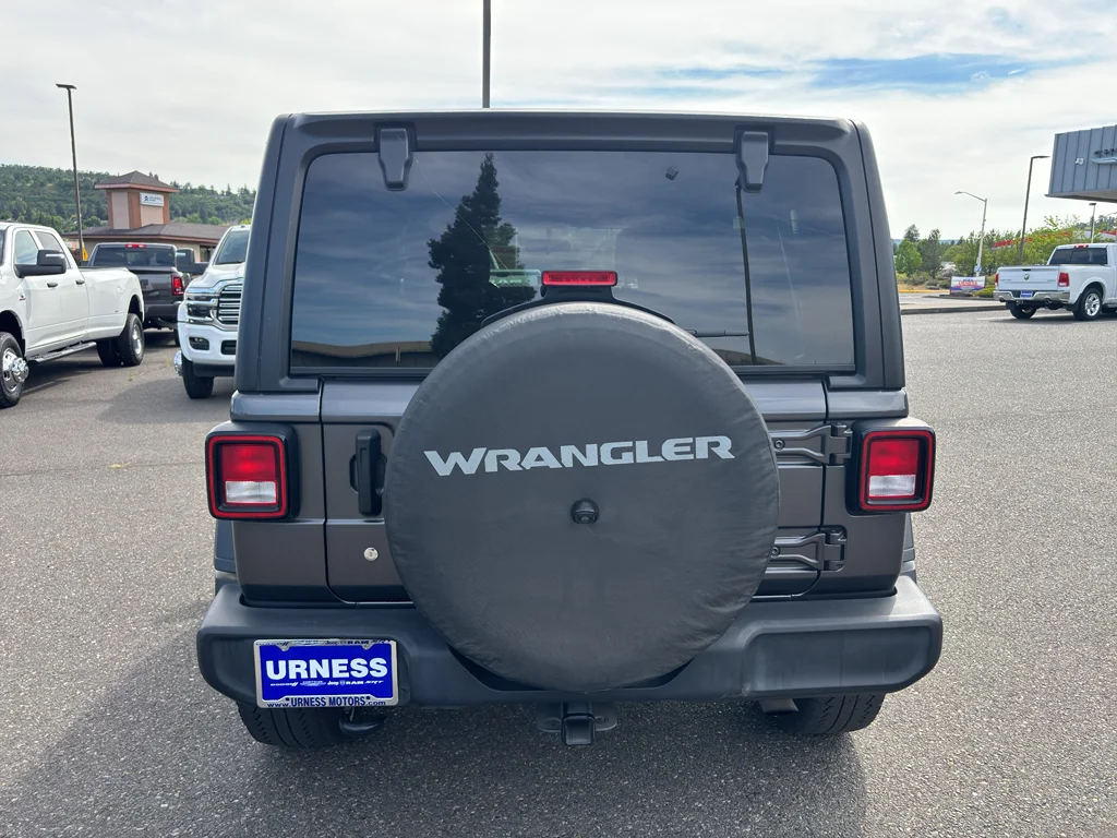 Used 2018 Granite Crystal Metallic Clearcoat Jeep Sport S image 7