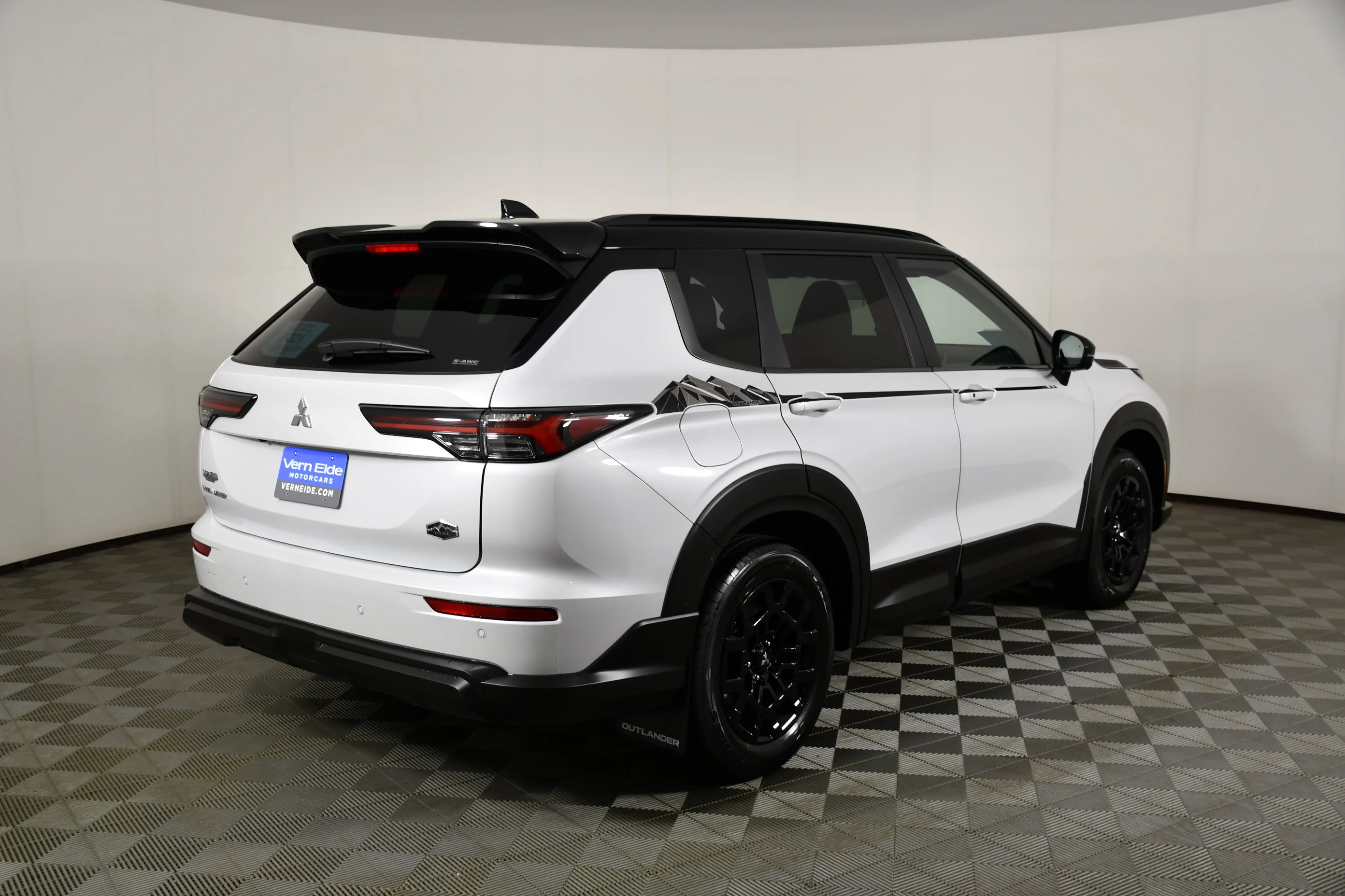 New 2026 White Diamond/Black Roof Mitsubishi Trail Edition image 6