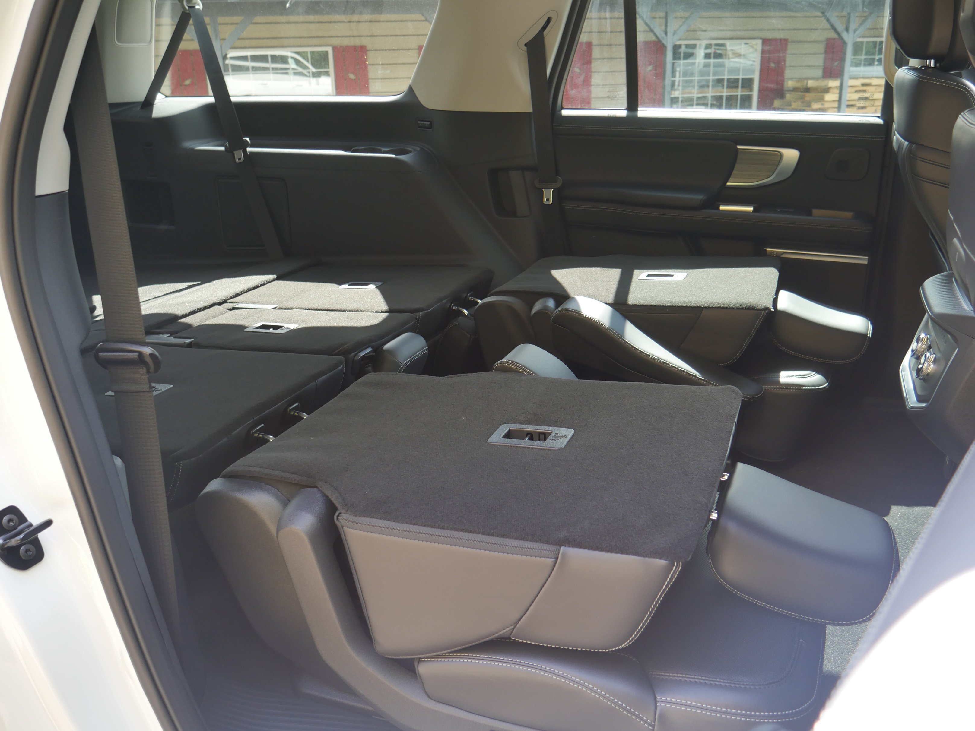 New 2027 Star White Metallic Tri-Coat Ford MAX Platinum image 33