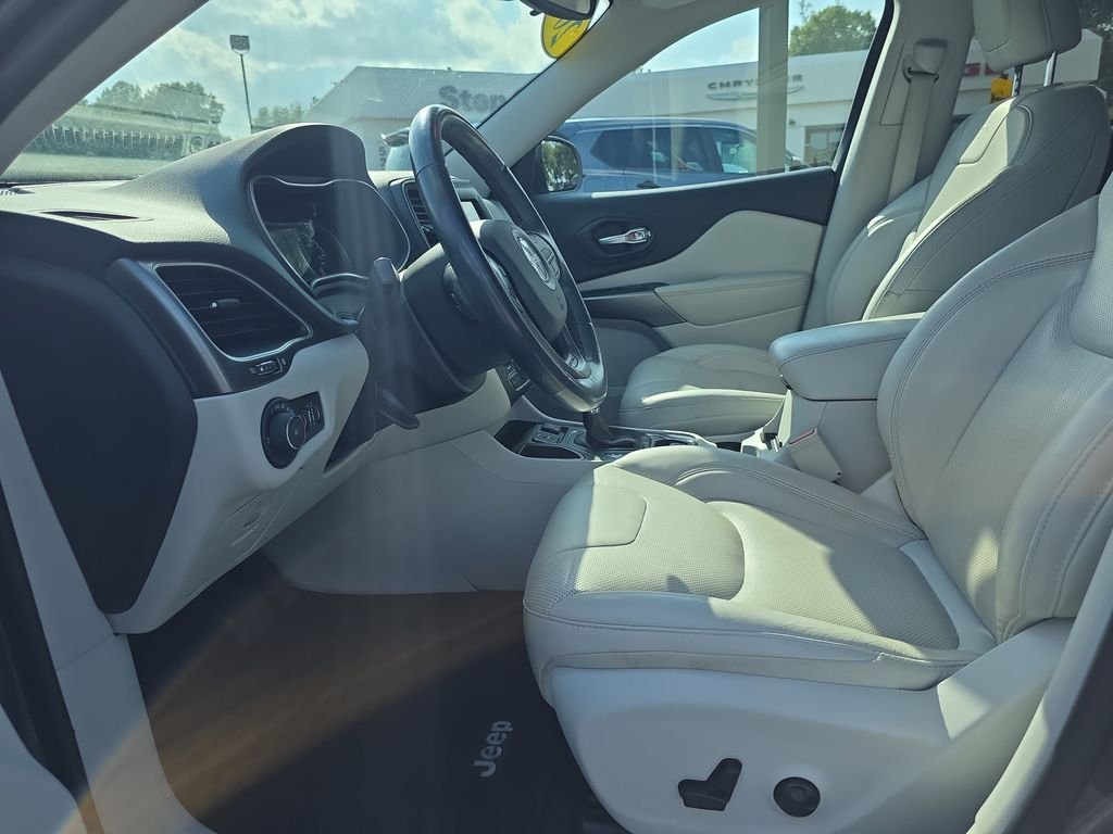Used 2020 Gray Jeep Latitude Plus image 11
