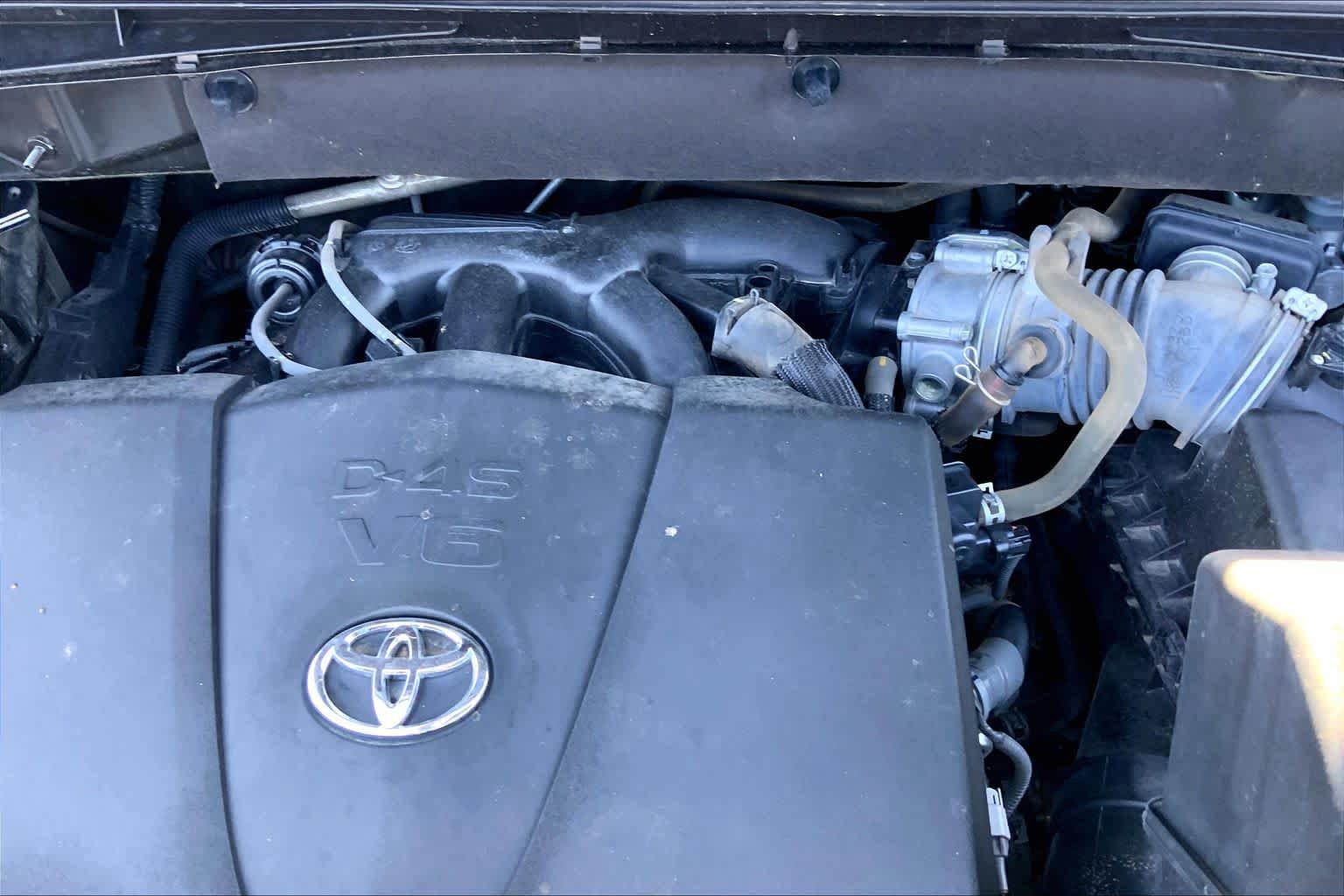 Used 2018 Midnight Black Metallic Toyota XLE image 32
