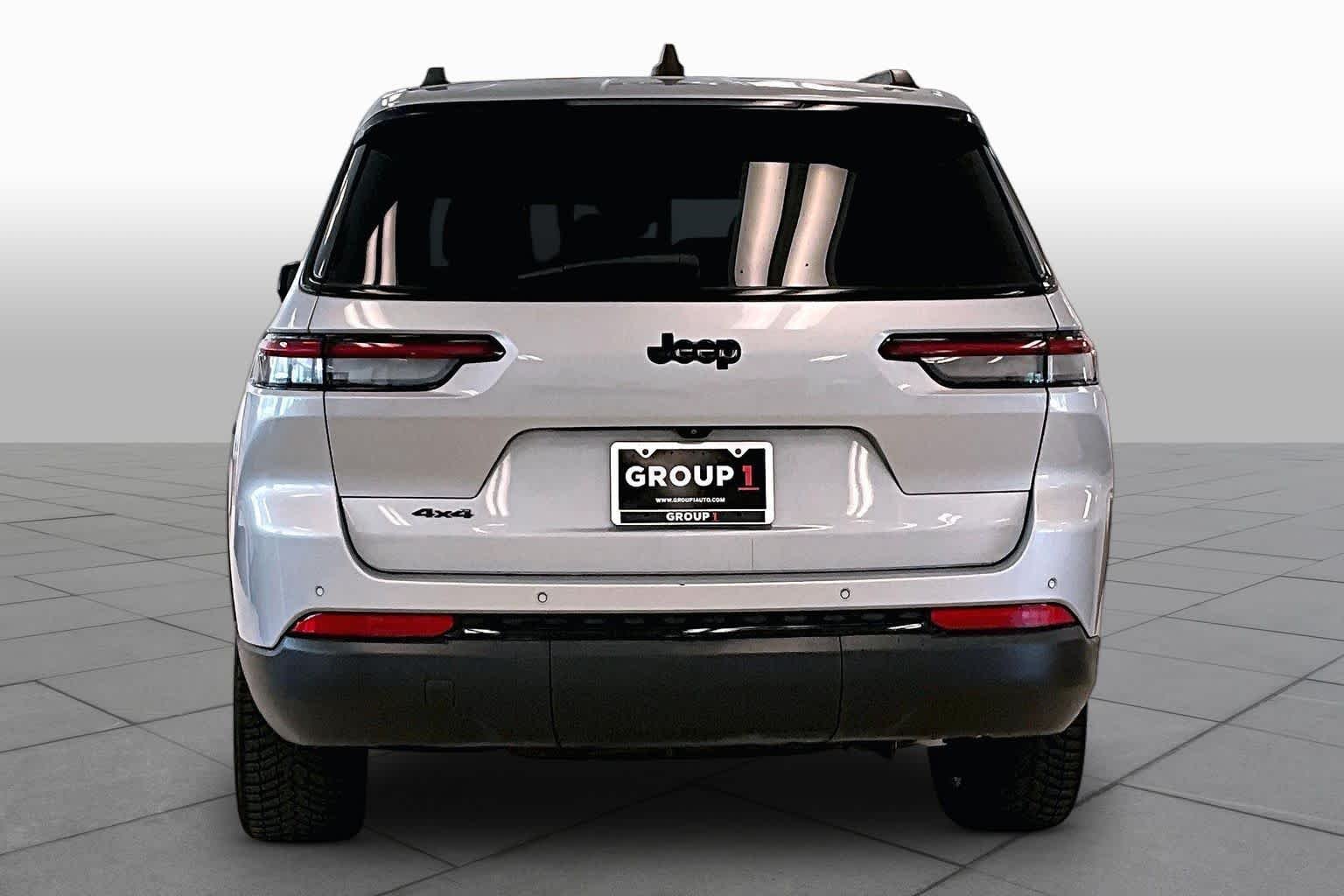 Used 2023 Silver Zynith Jeep Laredo image 4