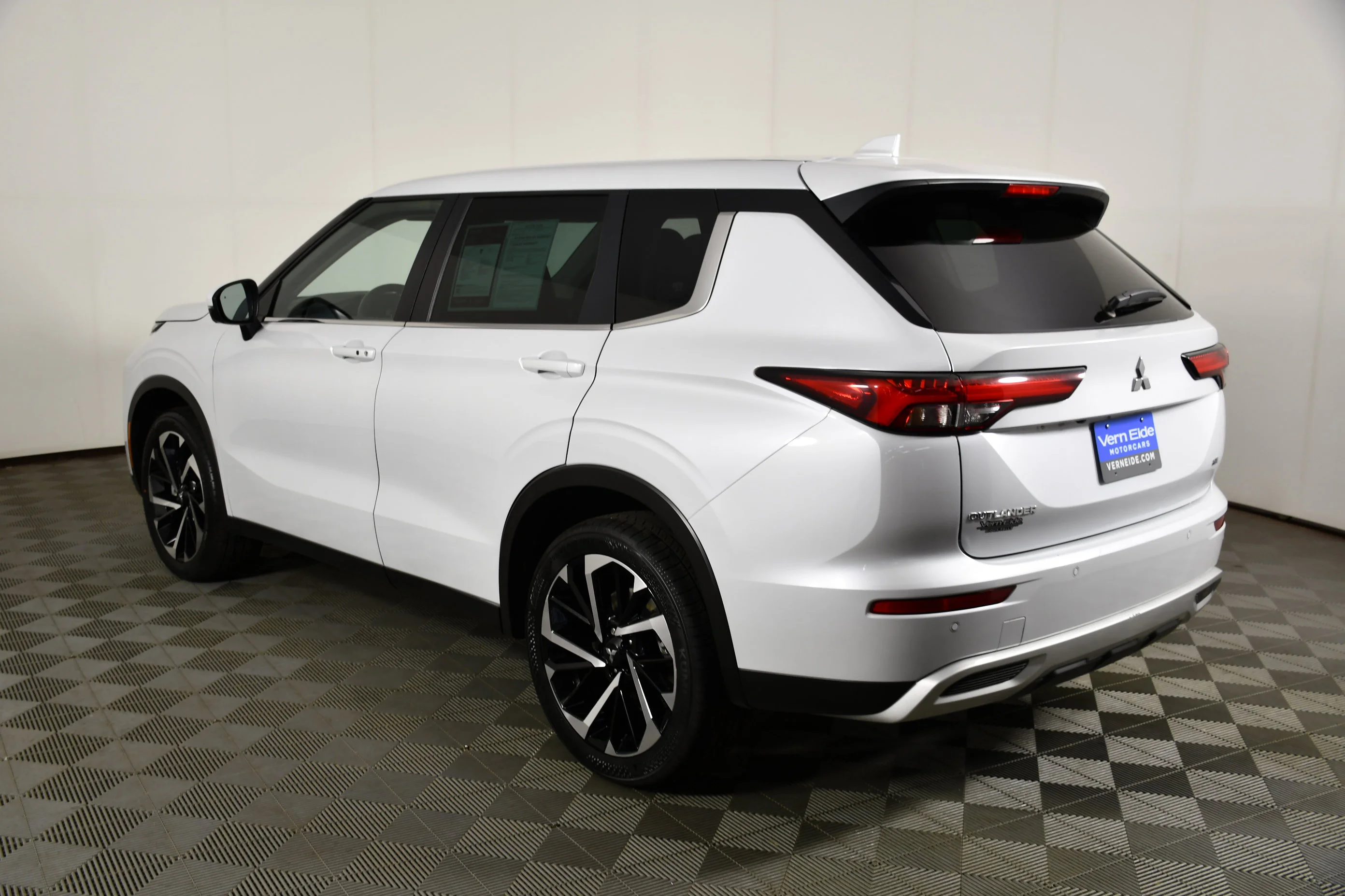 Certified Used 2023 White Diamond Mitsubishi SE image 8