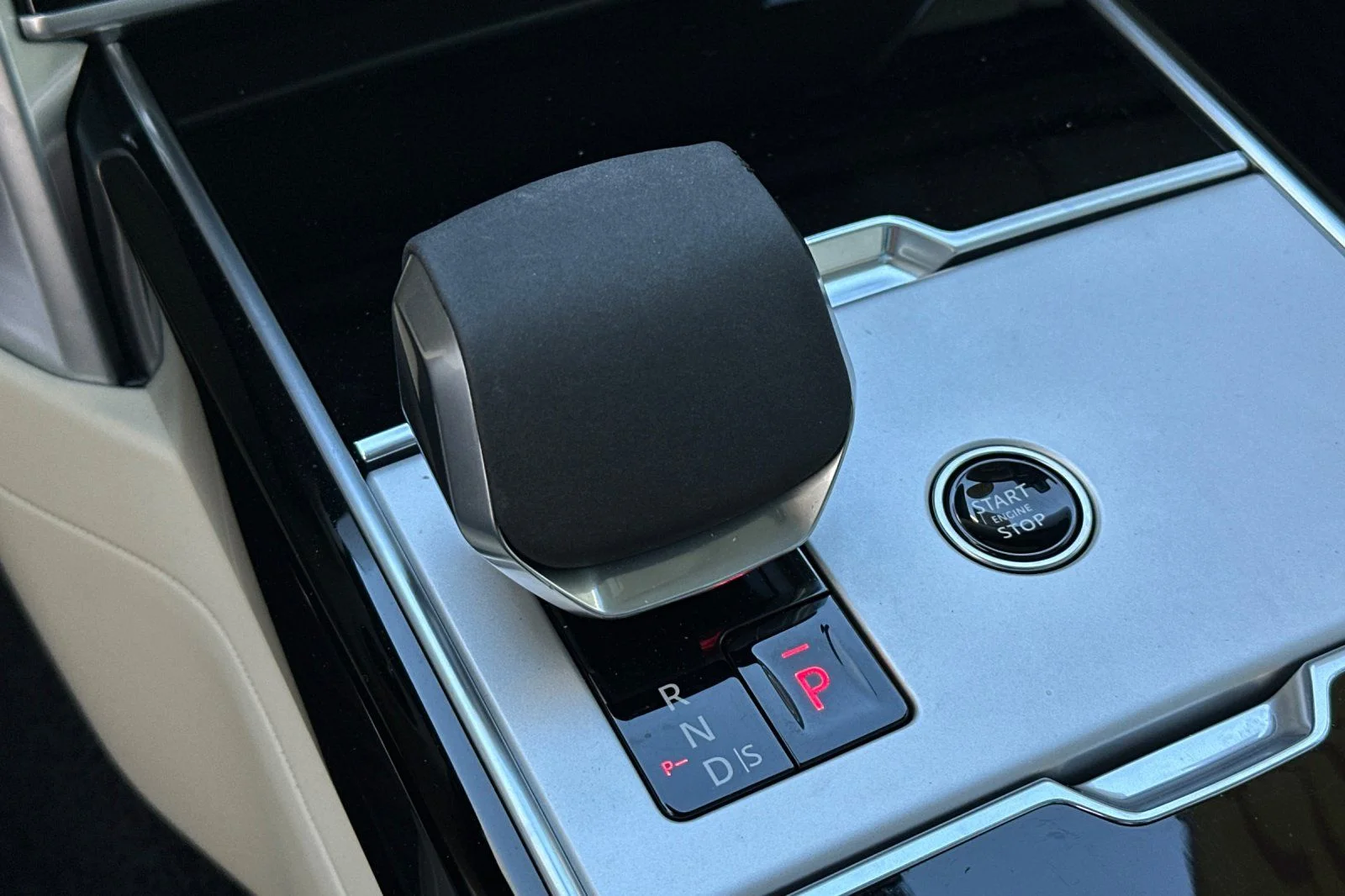 Used 2025  Land Rover SE image 26