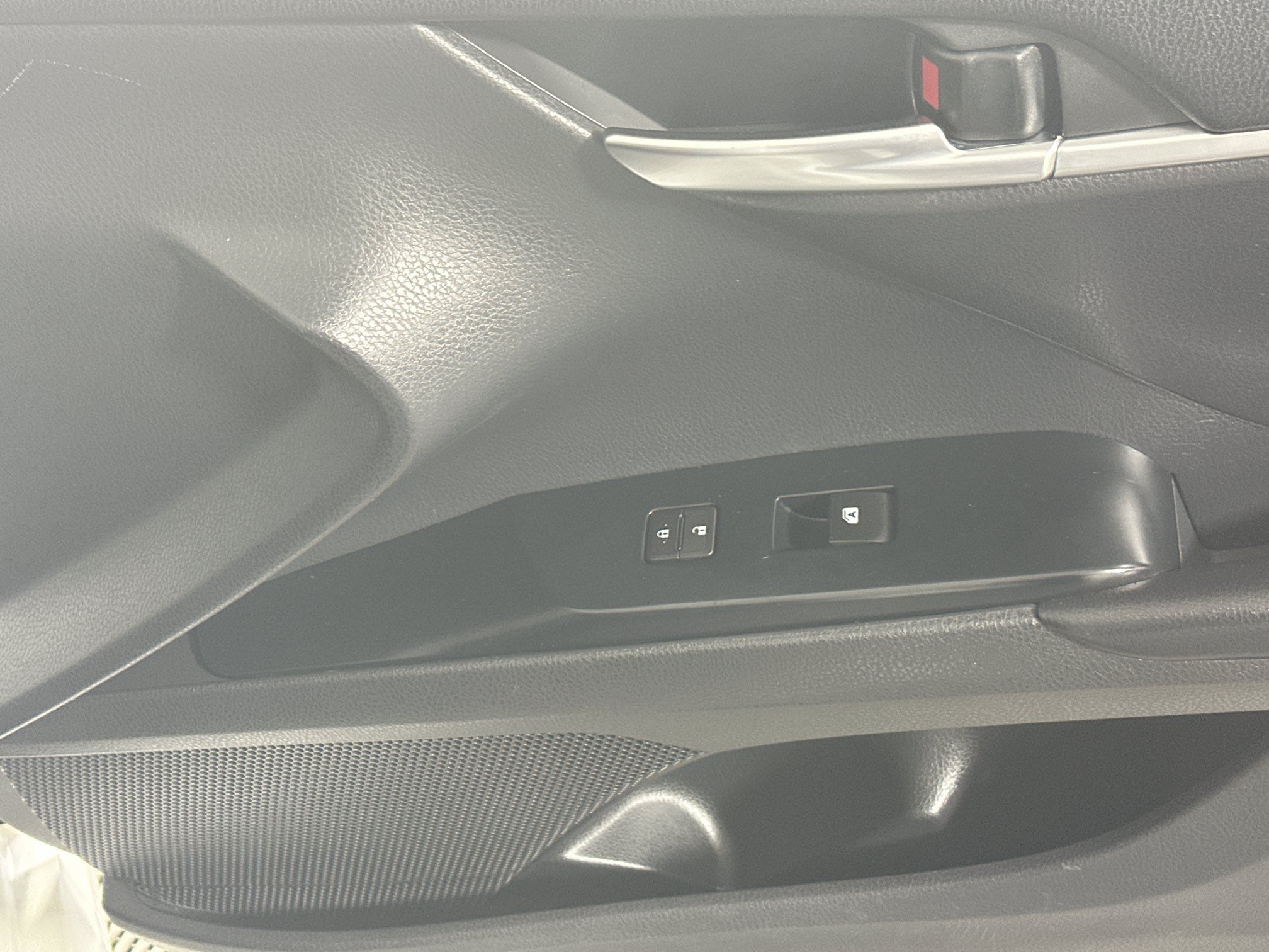 Used 2018 Super White Toyota SE image 28