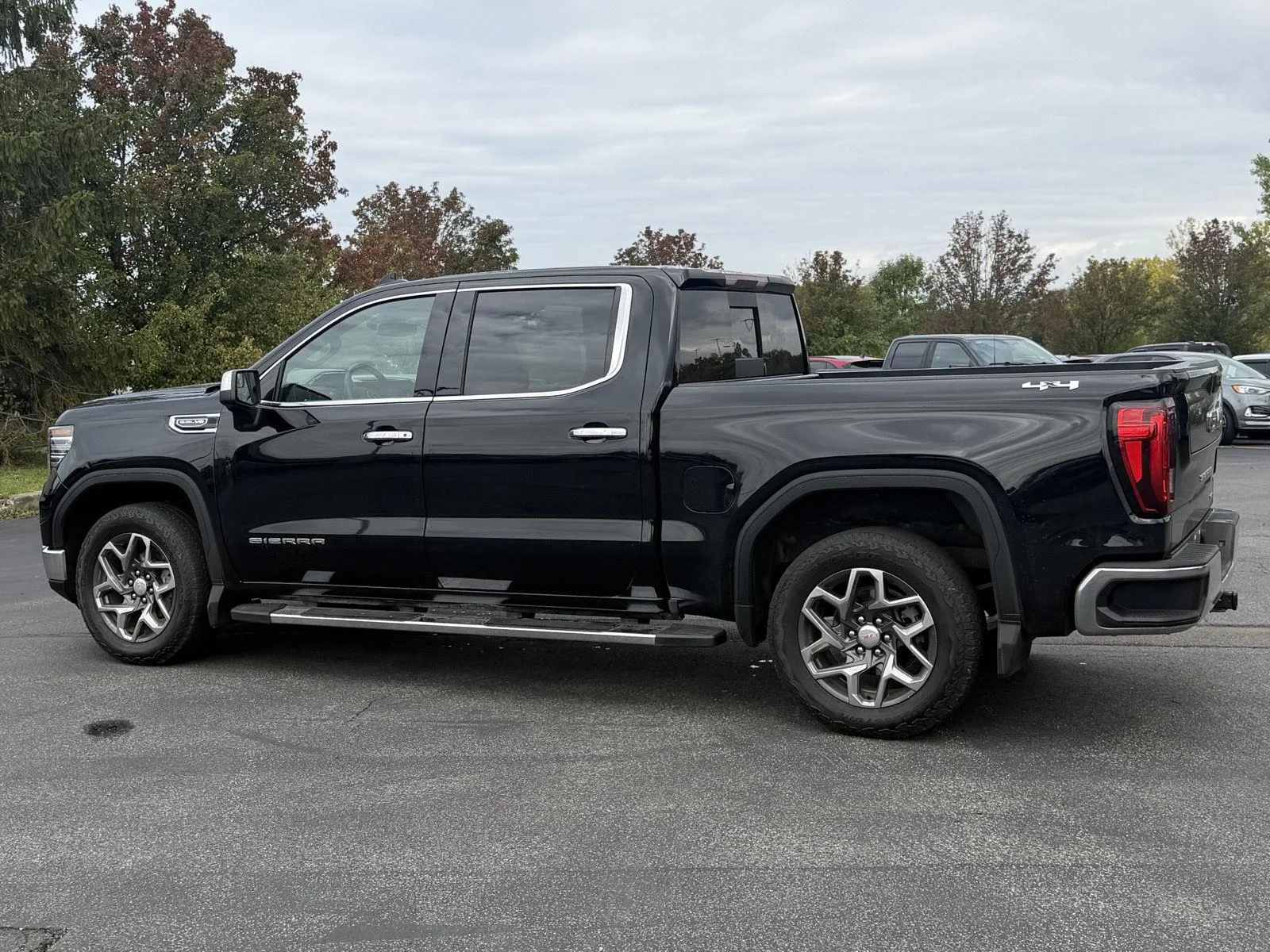 Used 2025 Onyx Black GMC SLT image 5