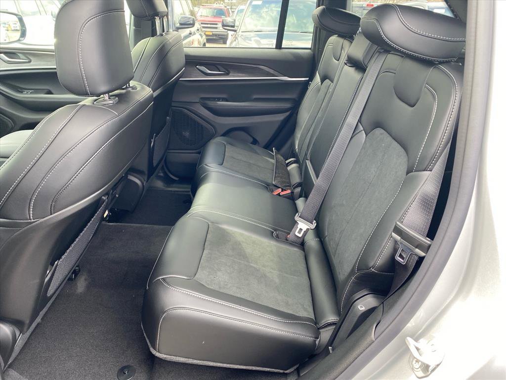 New 2026 Silver Zynith Exterior Paint Jeep Laredo Altitude image 14