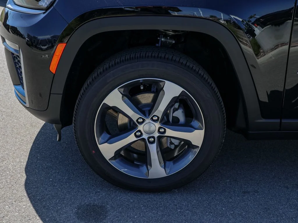 New 2026 Diamond Black Crystal Pearl-Coat Exterior Paint Jeep Limited image 10