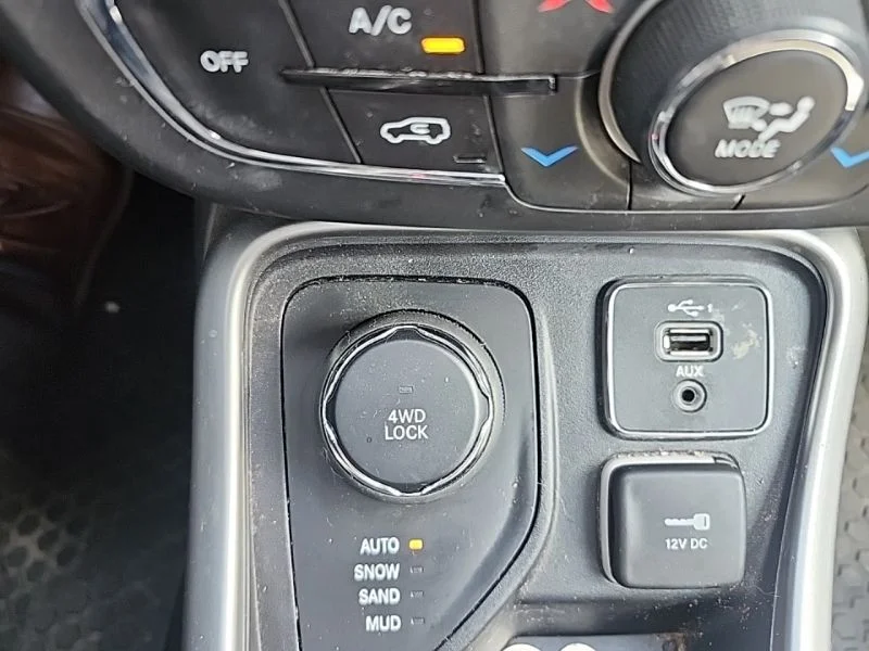 Used 2019 Black Jeep Latitude image 11