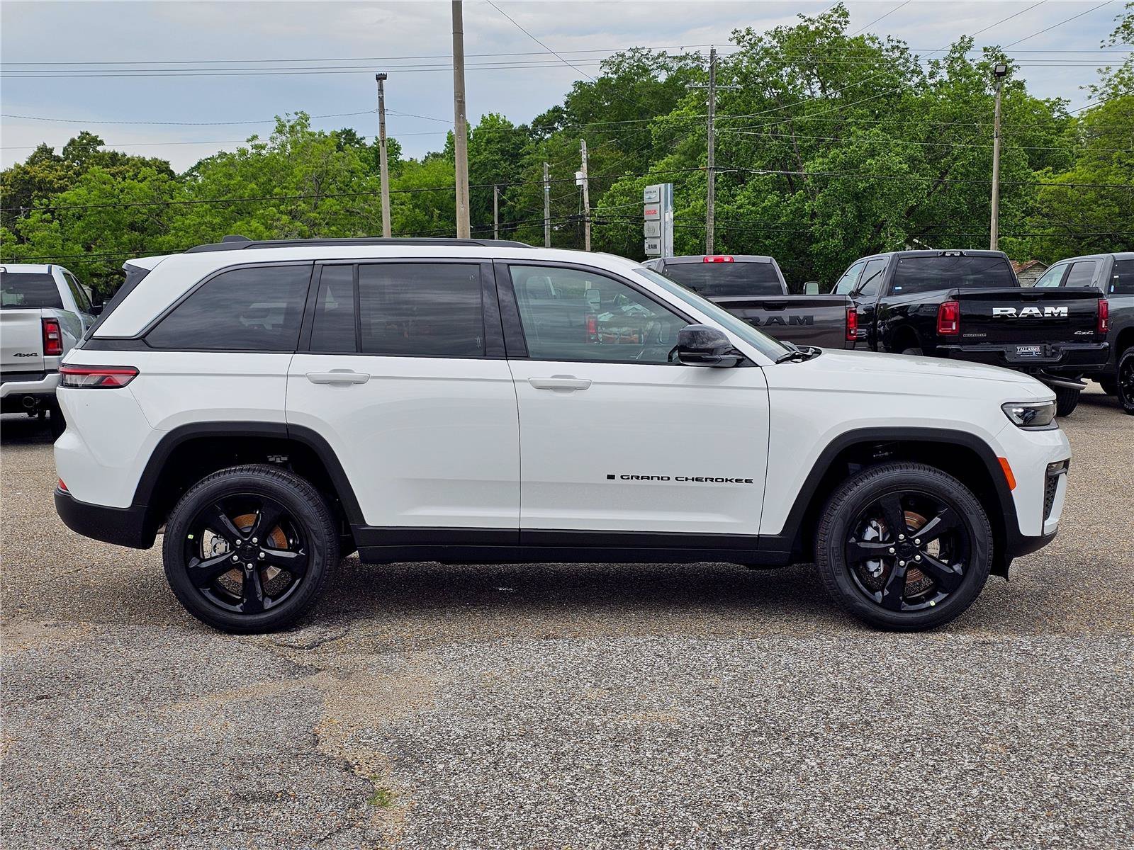 New 2026 Bright White Clear-Coat Exterior Paint Jeep Limited image 7