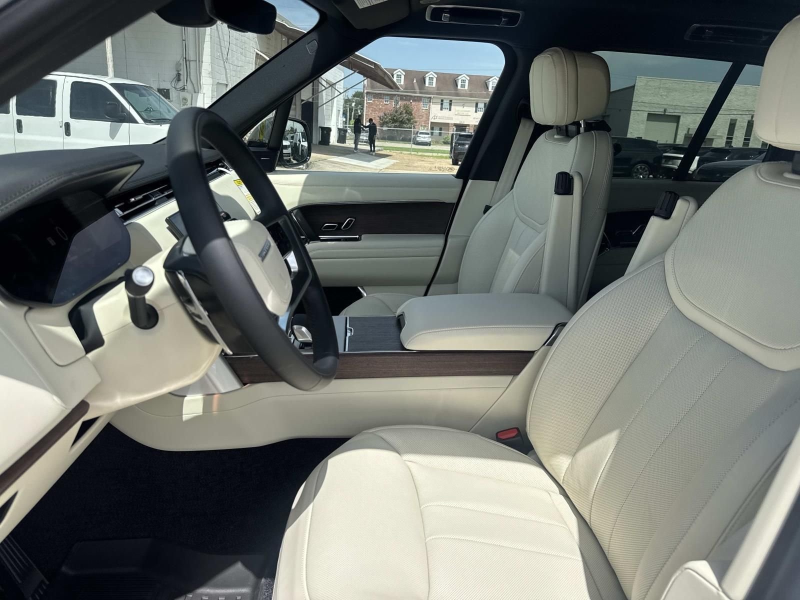 New 2026 Ostuni Pearl White LAND ROVER SE PHEV image 10