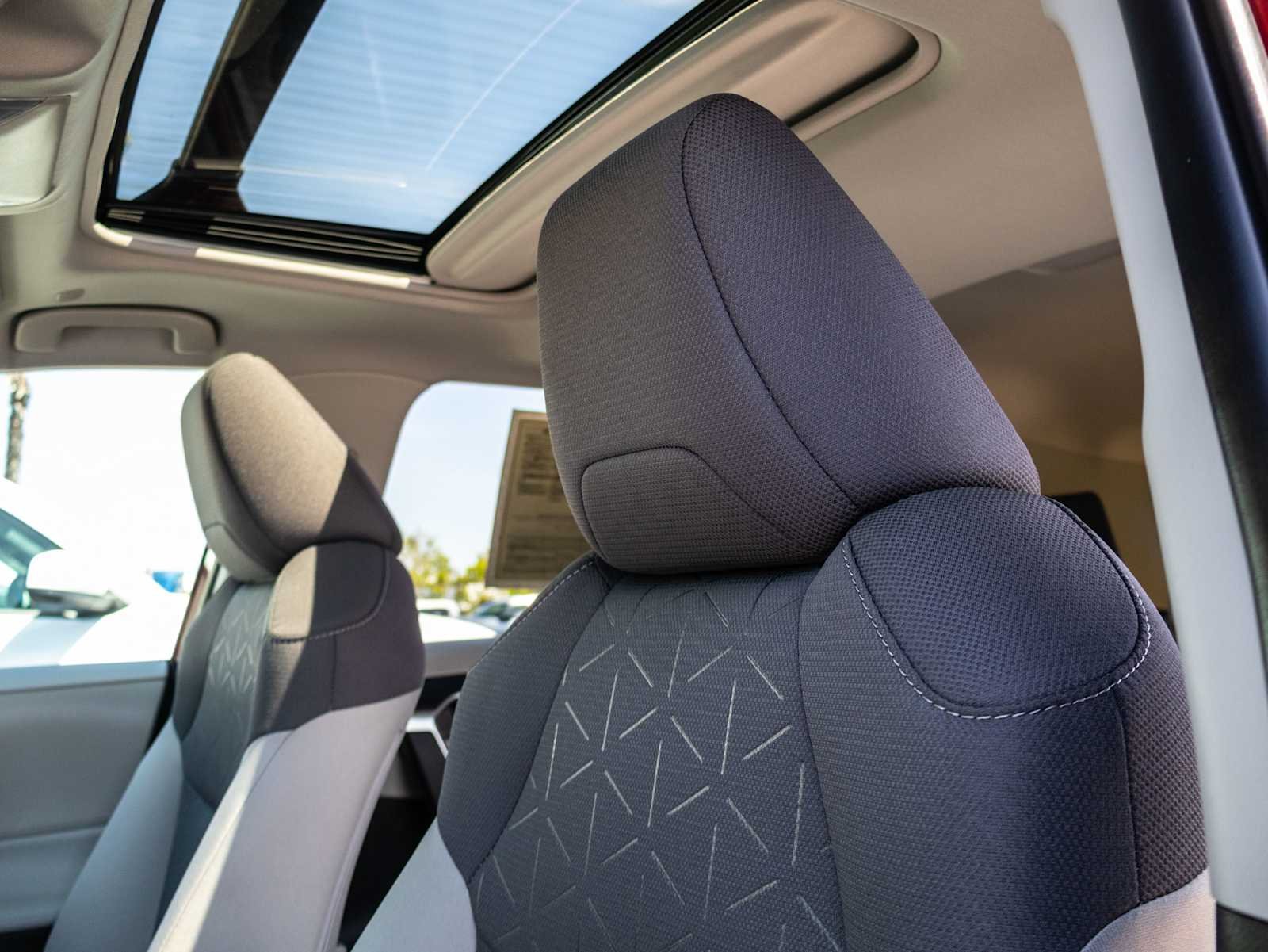 2025 Toyota RAV4 XLE - Photo 14