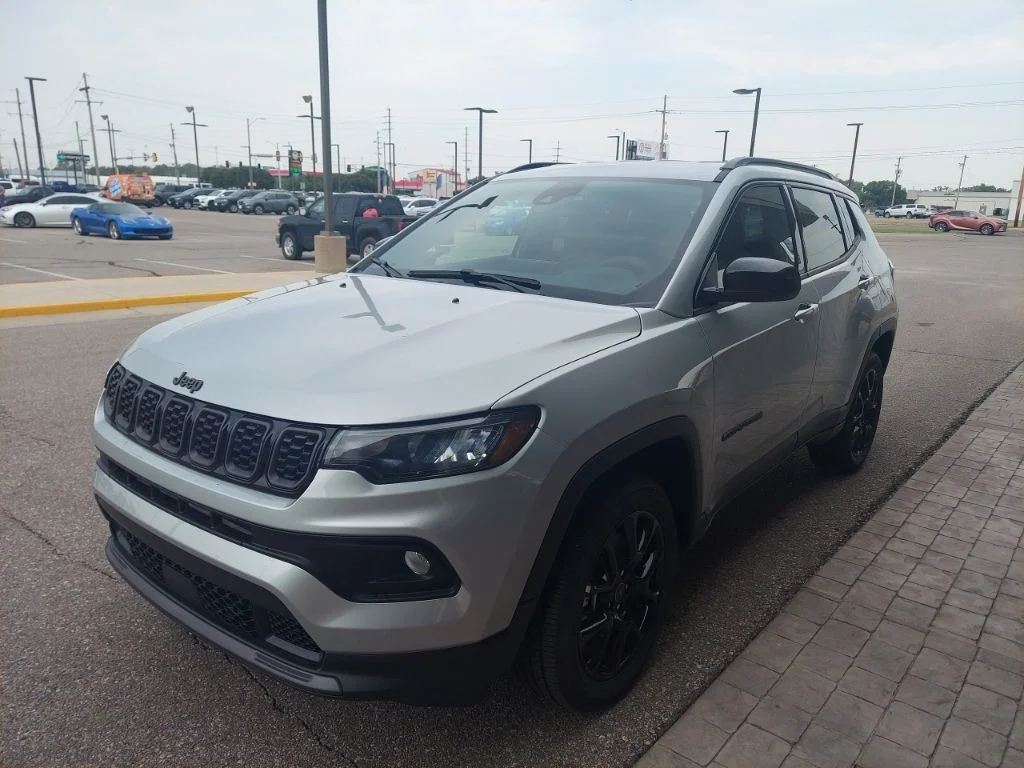 New 2026 Silver Zynith Metallic Clearcoat Jeep Latitude image 3