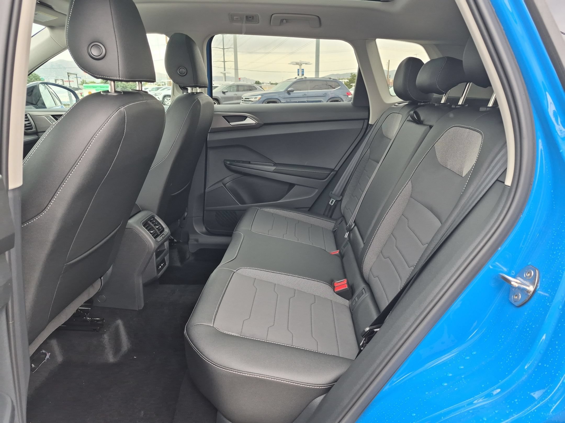 New 2026 Cornflower Blue w/Deep Black Roof Volkswagen SE Black image 14