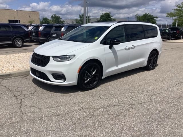 Used 2025 Bright White Clearcoat Chrysler Limited image 1