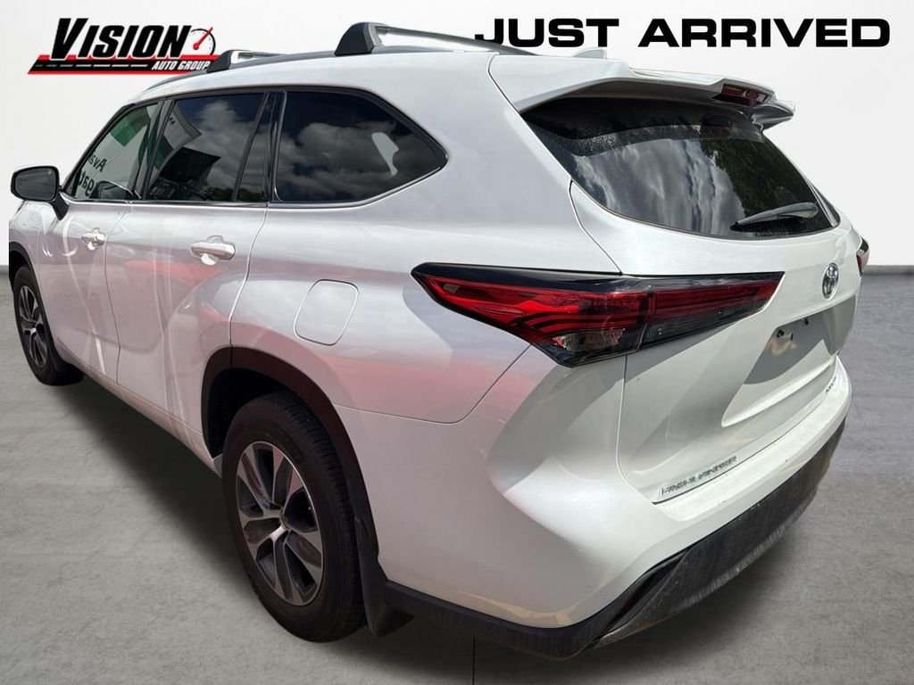 Used 2022 Beige Toyota XLE image 5