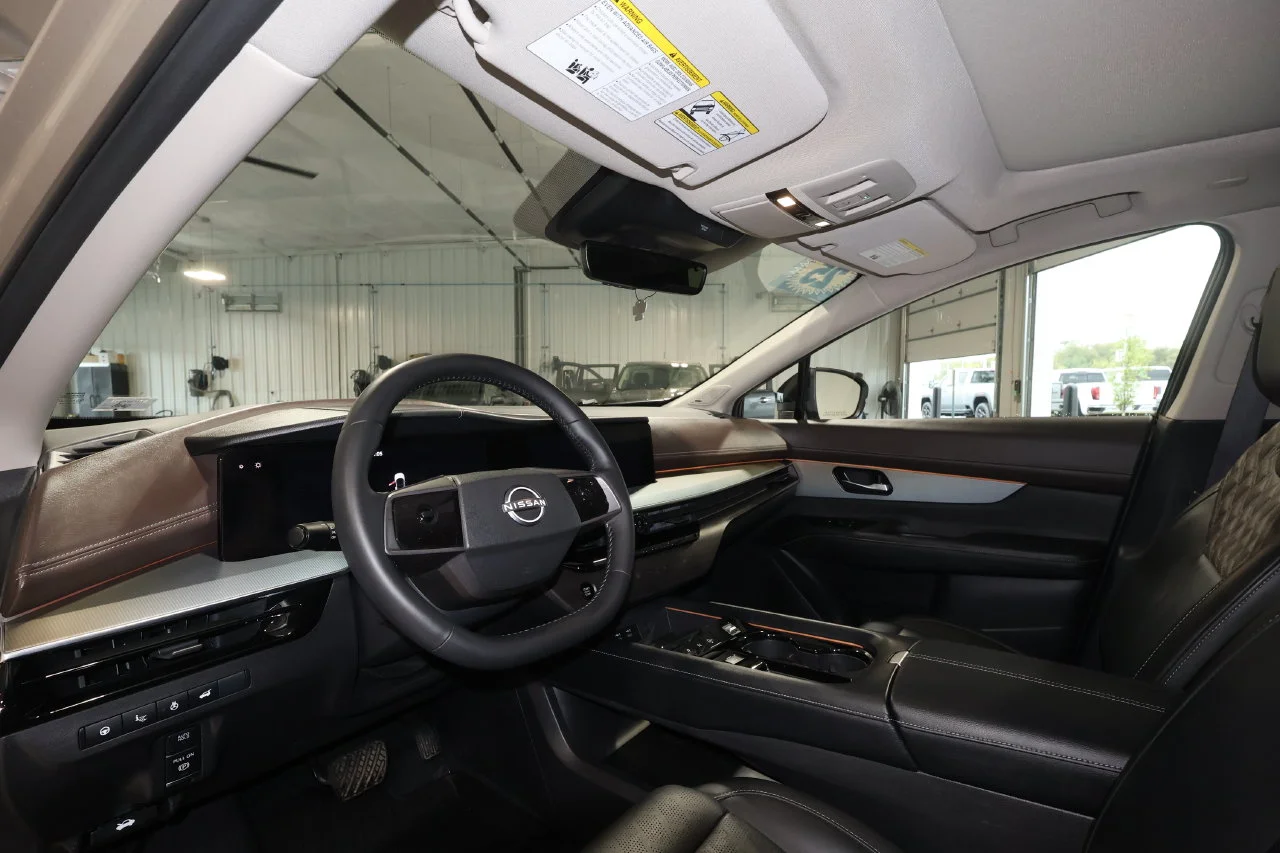 Used 2025 Gold Nissan Platinum image 9