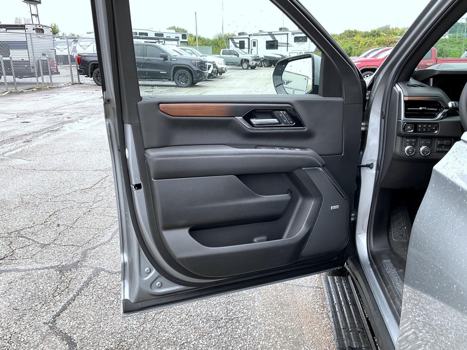 2026 GMC Yukon Denali - Photo 9