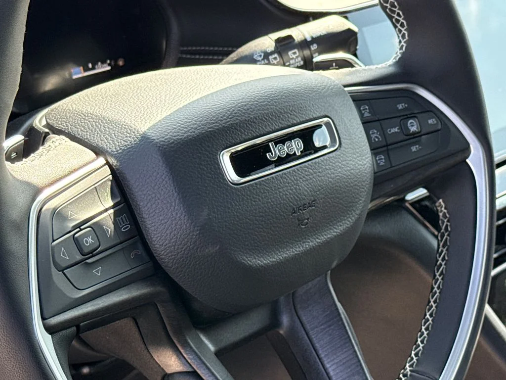 New 2026 Bright White Clear-Coat Exterior Paint Jeep Altitude image 24