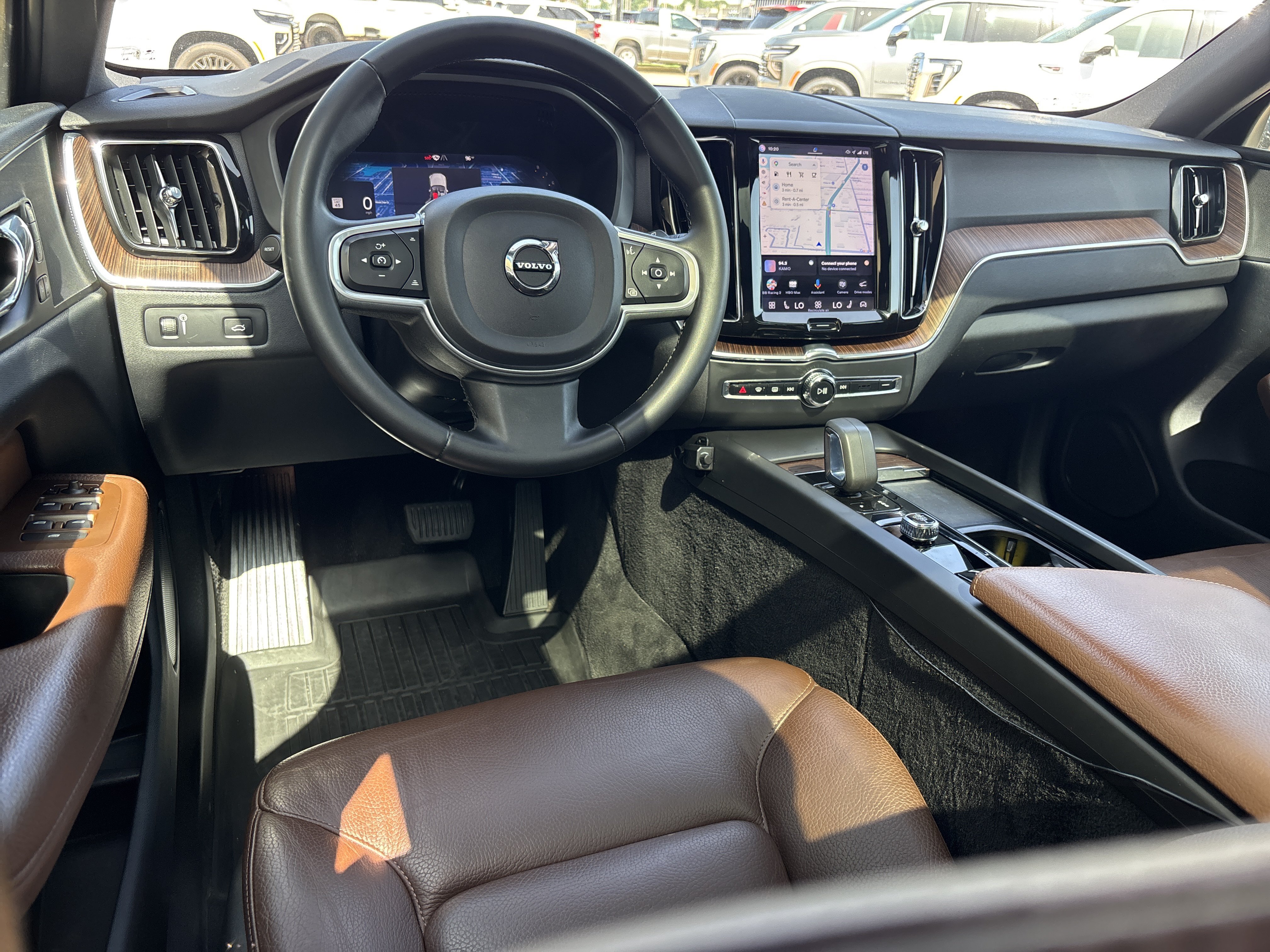 Used 2022 Onyx Black Metallic Volvo Momentum image 16