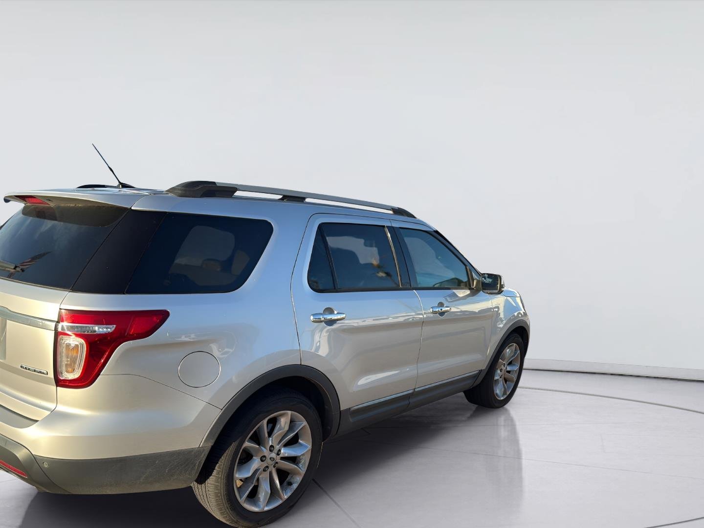 Used 2015 Ingot Silver Metallic Ford Limited image 3