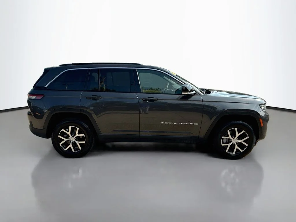 Certified Used 2024 Baltic Gray Metallic Clearcoat Jeep Limited image 9