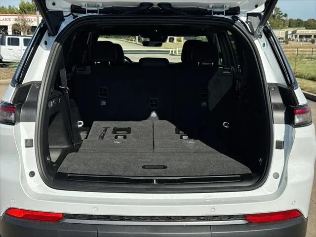 New 2027 Bright White Clear-Coat Paint Jeep Laredo Altitude image 24