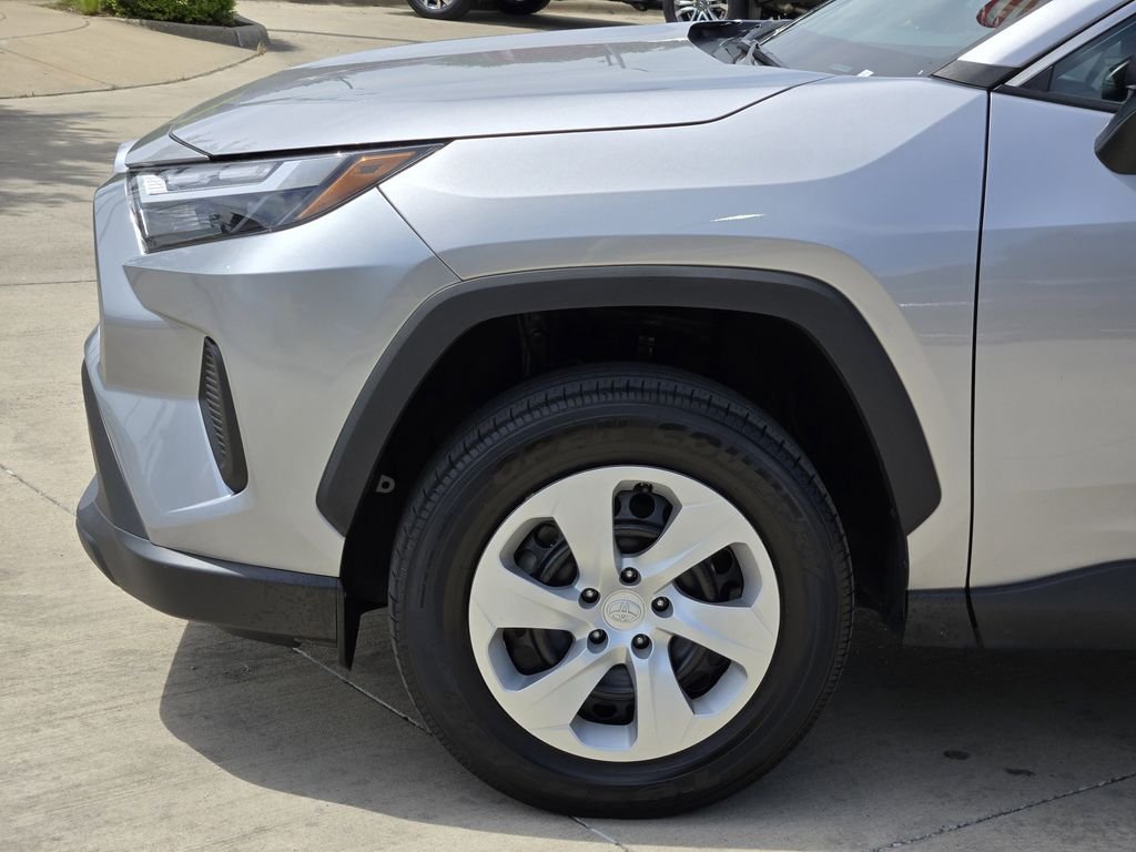 2024 Toyota RAV4 LE - Photo 6