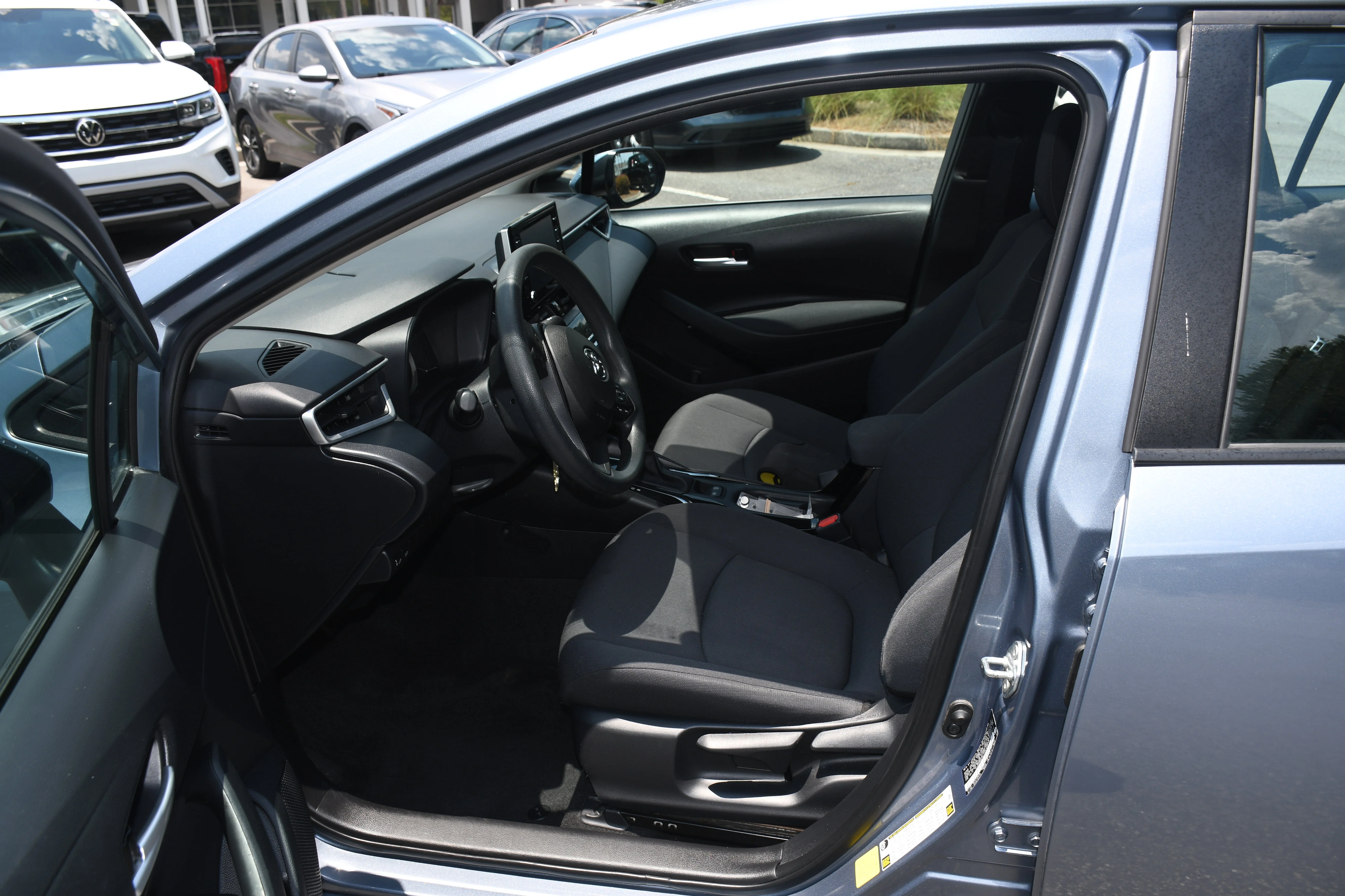 Certified Used 2020  Toyota LE image 5