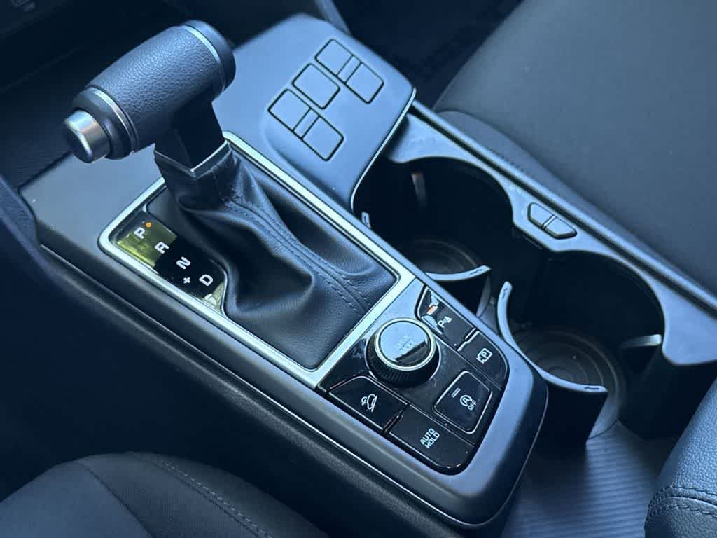 Used 2024 Snow White Pearl Kia LX image 21