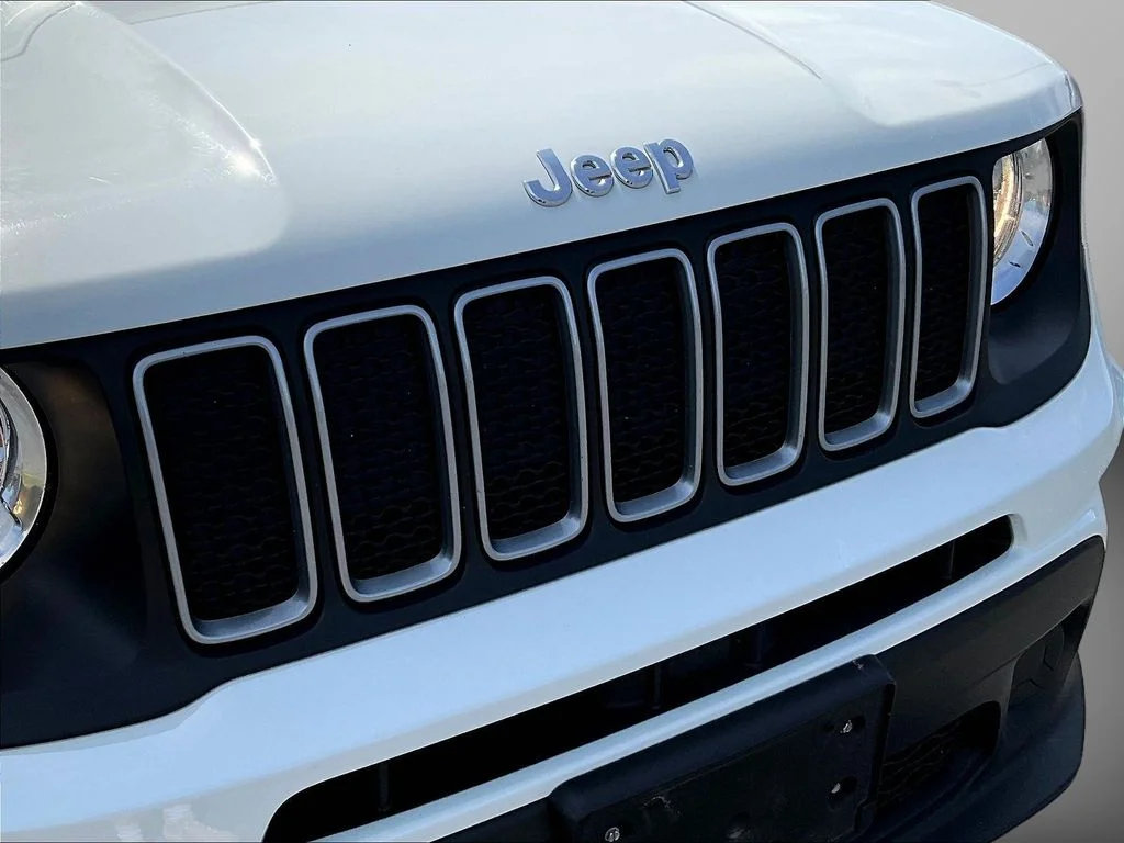 Used 2023 Alpine White Jeep Latitude image 29
