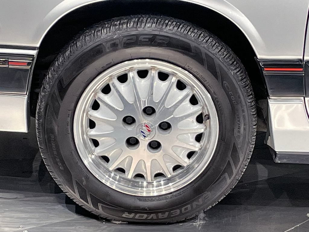 Used 1991  Buick Custom image 15