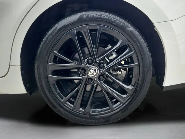 Used 2025 White Toyota LE image 28