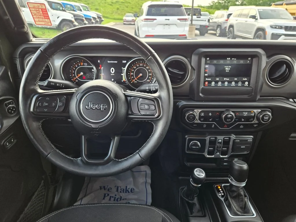 Used 2023 Green Jeep  image 17