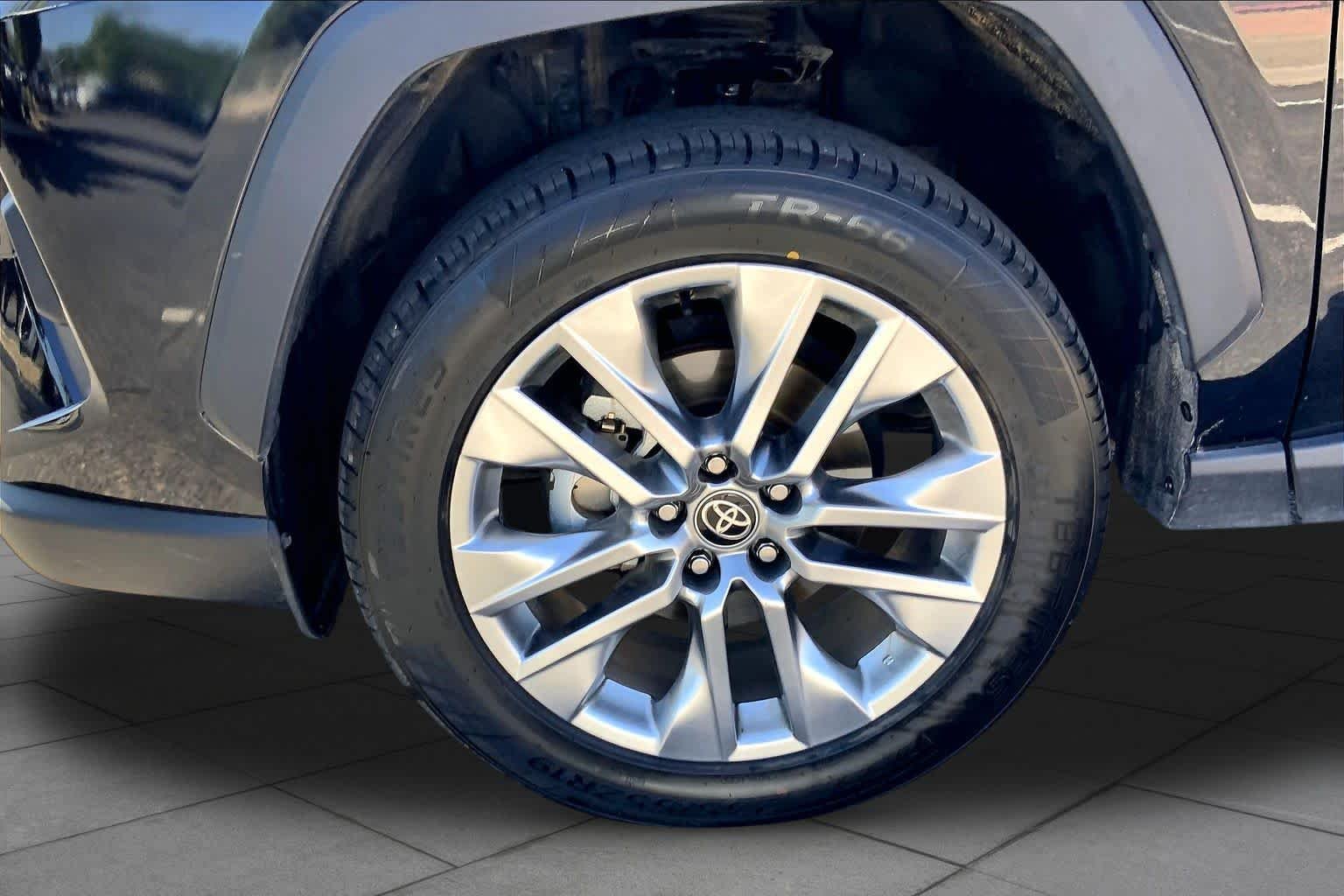 Used 2025 Midnight Black Metallic Toyota XLE Premium image 10