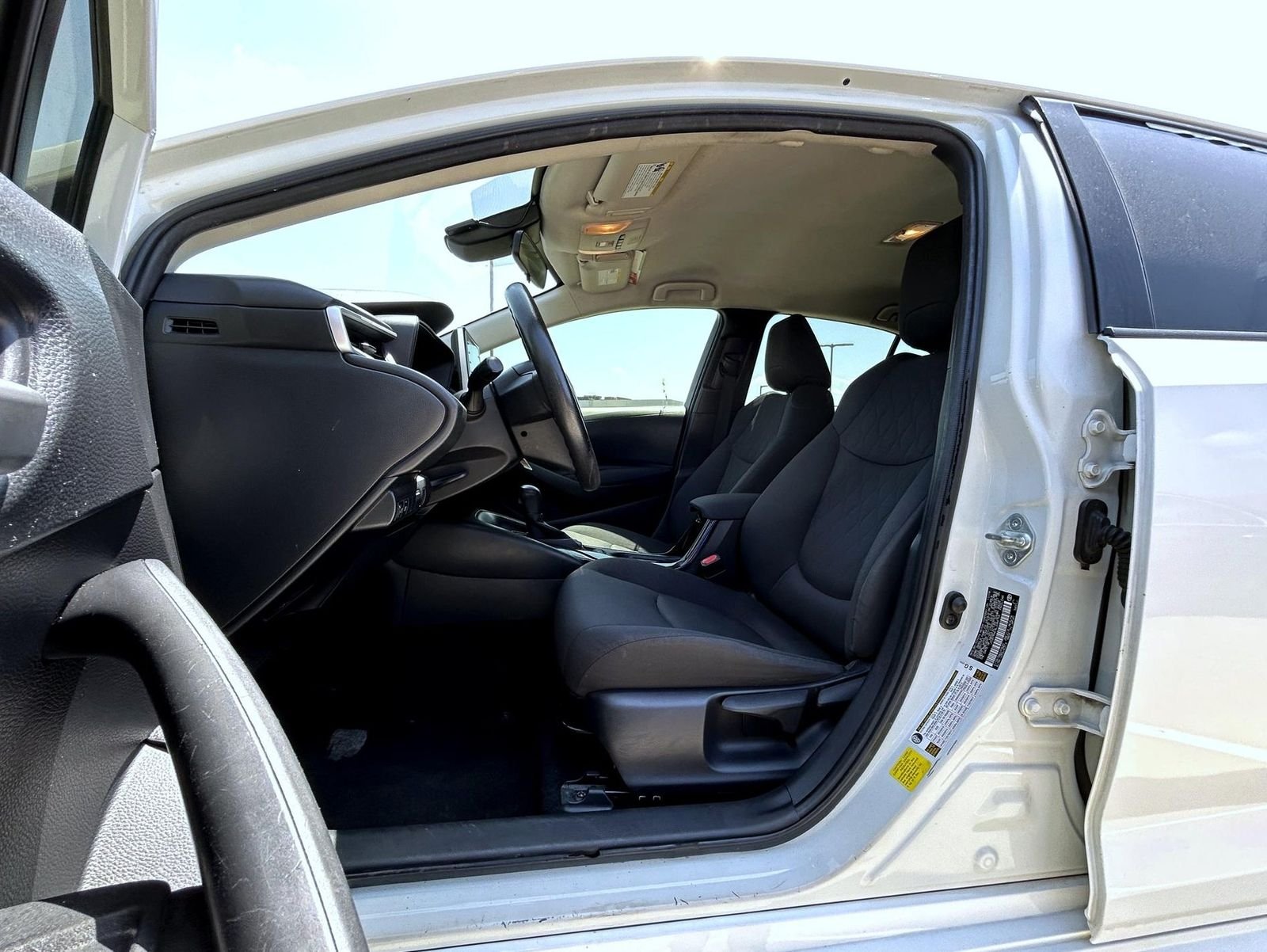 Used 2020 White Toyota LE image 10