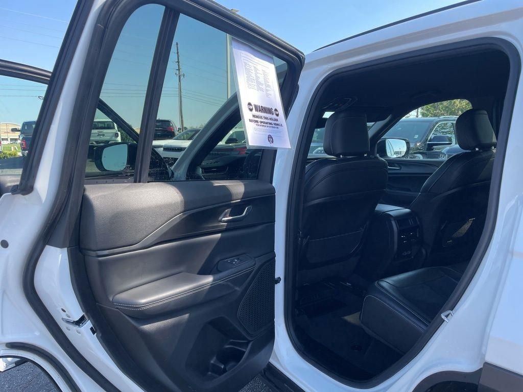 Used 2024 White Jeep Altitude image 28