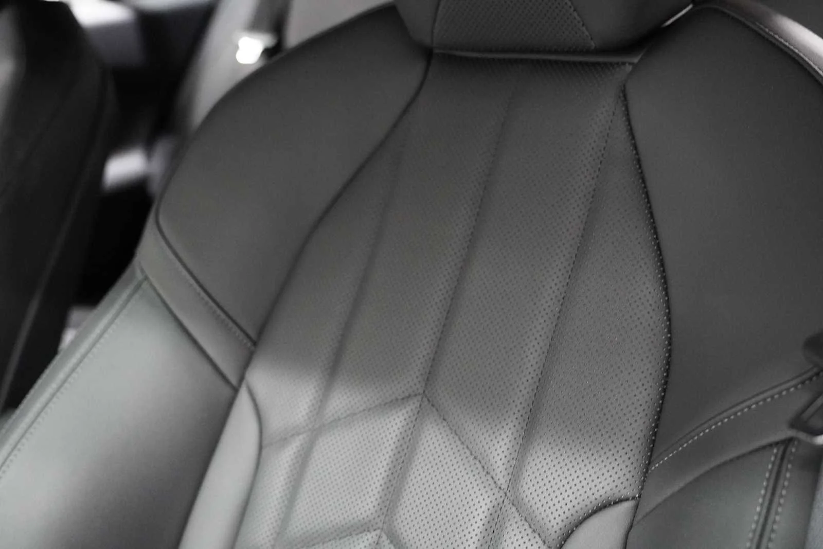Used 2025 Dark Graphite Metallic BMW 530i image 12