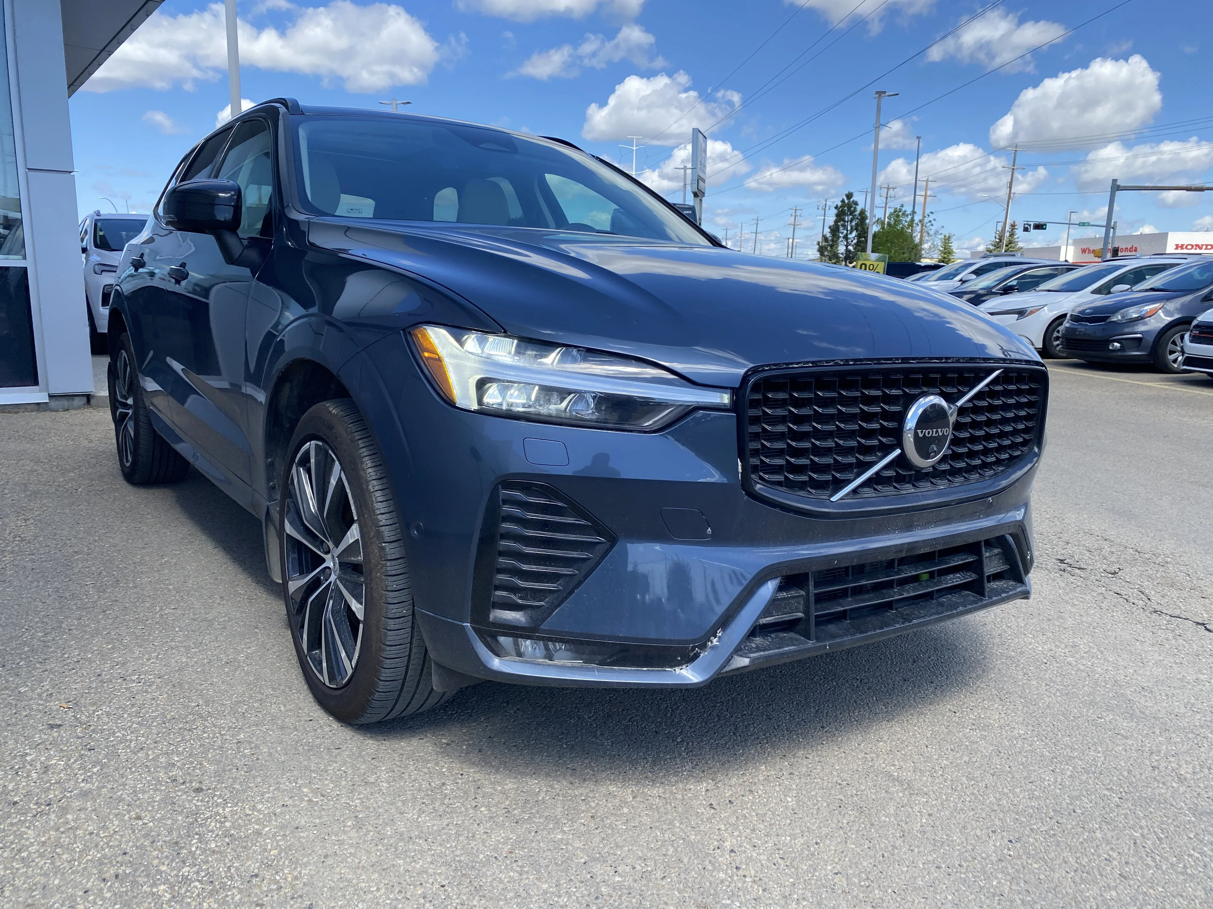 Certified Used 2024 Blue Volvo Plus Dark Theme AWD * 360 CAMERA * PANORAMIC SUNROOF * SAFETY PLUS * image 6