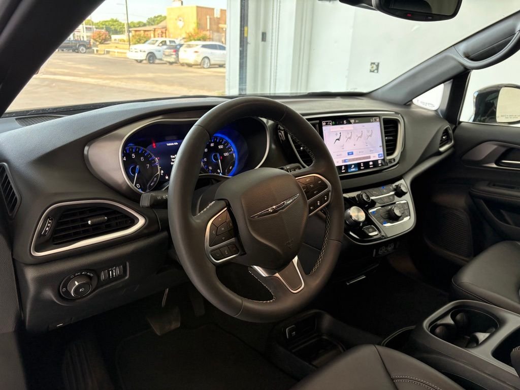 Used 2025 White Chrysler Select image 2