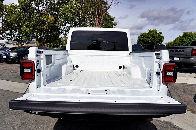 New 2026 Bright White Clear-Coat Exterior Paint Jeep Rubicon X image 19