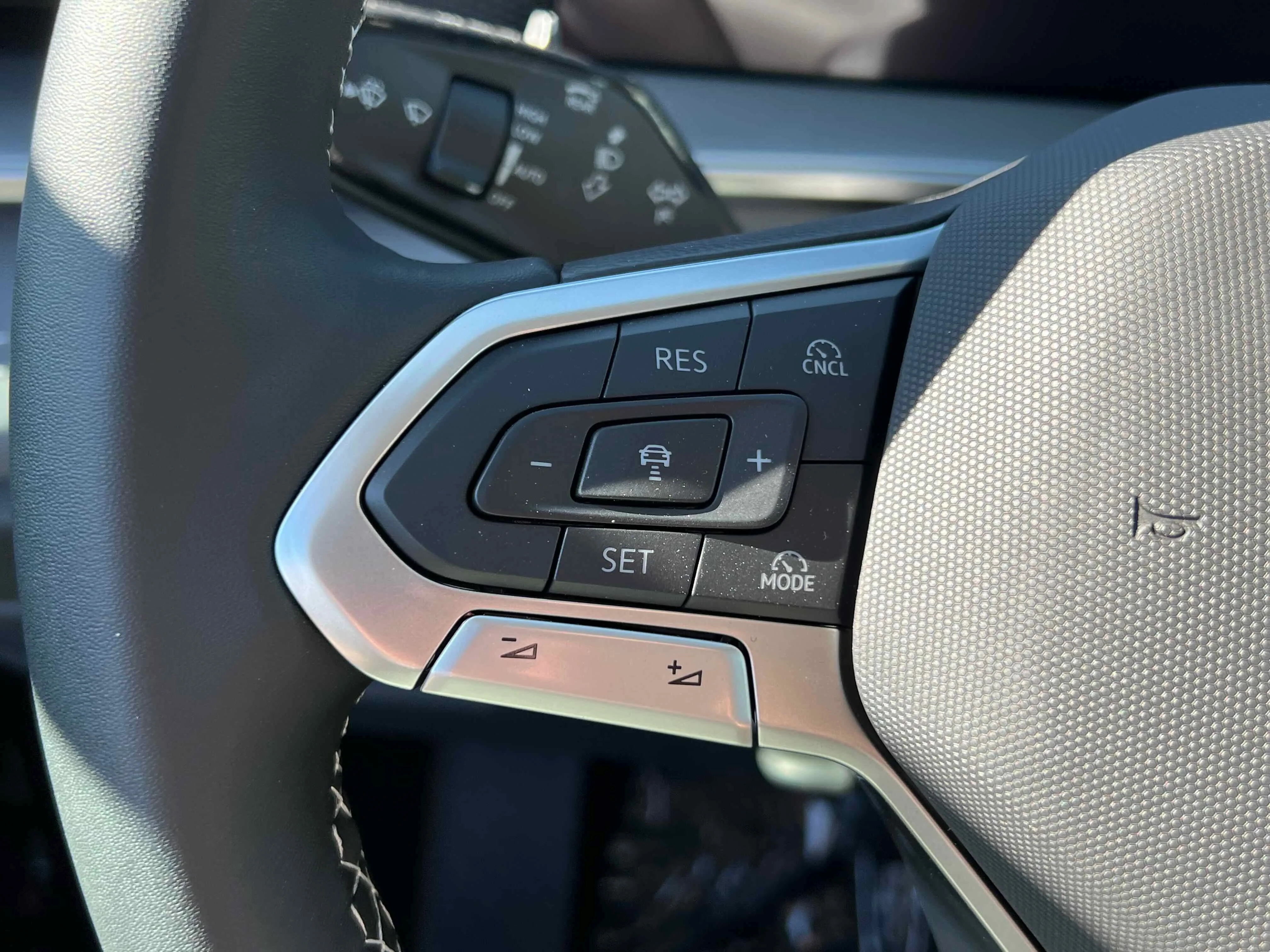 New 2025 Platinum Gray Volkswagen SE image 27