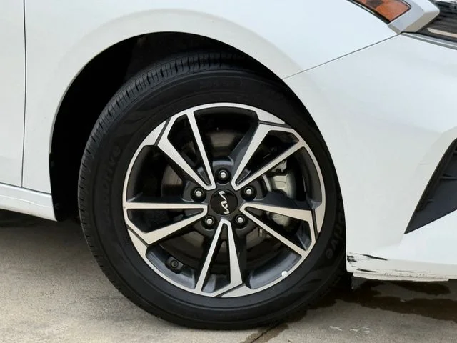 Used 2023 White Kia LXS image 2
