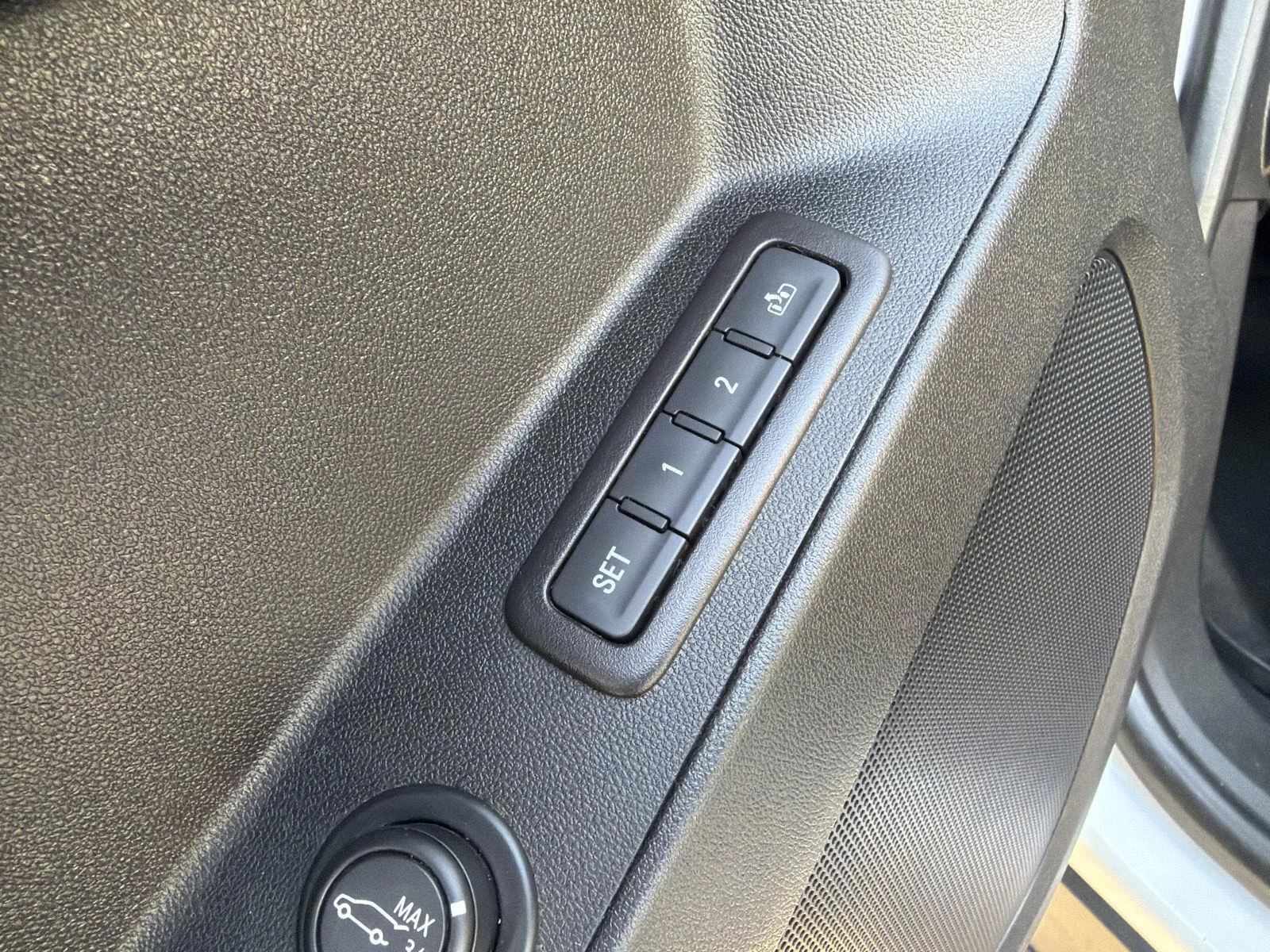 Used 2019 Iridescent Pearl Tricoat Chevrolet Premier image 18