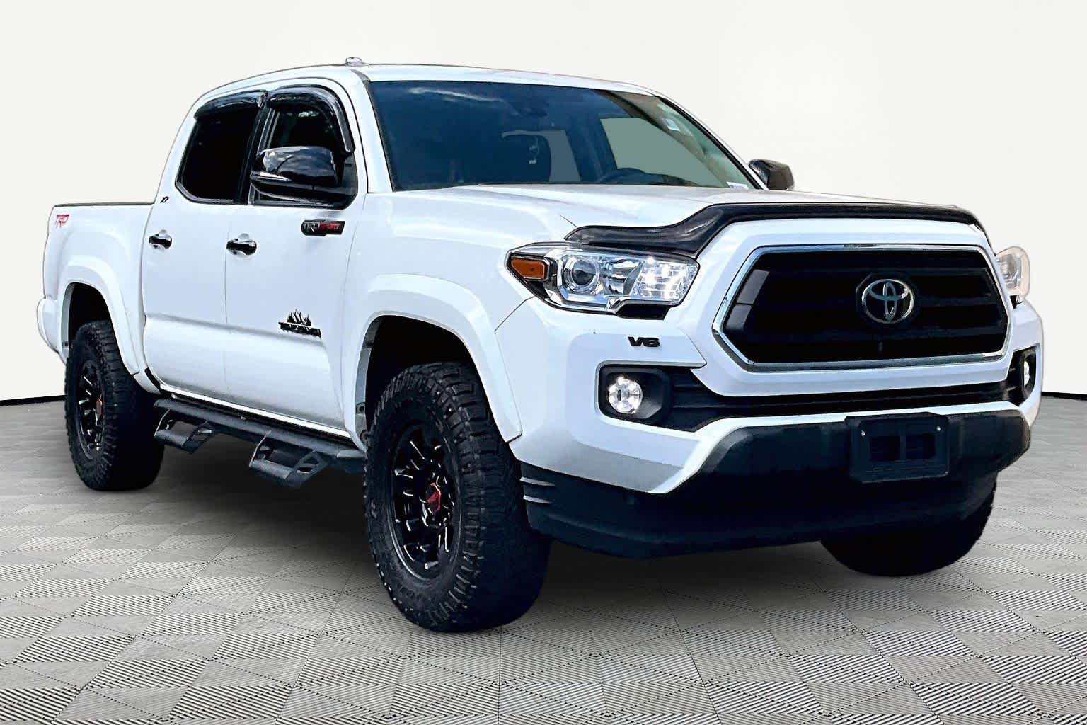 Used 2022 White Toyota SR5 image 3