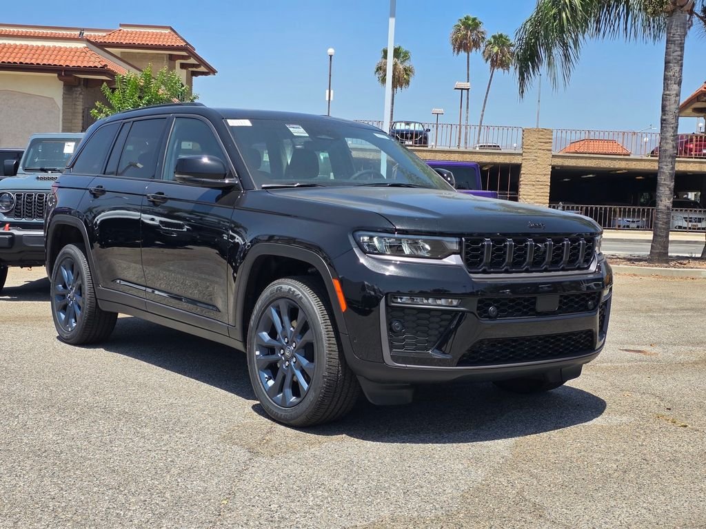 New 2026 Diamond Black Crystal Pearl-Coat Exterior Paint Jeep Limited image 1
