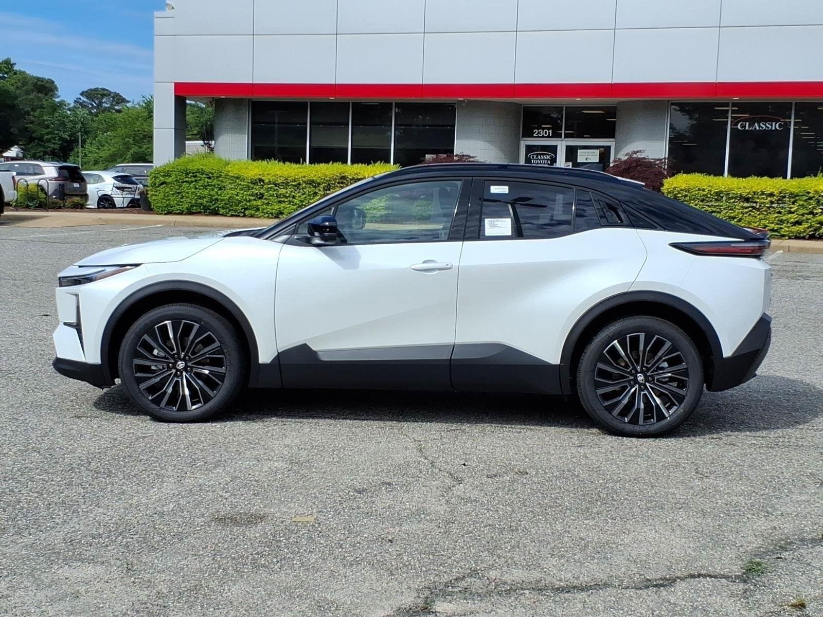 New 2026 Wind Chill Pearl with Midnight Black Metallic roof Toyota XSE image 3