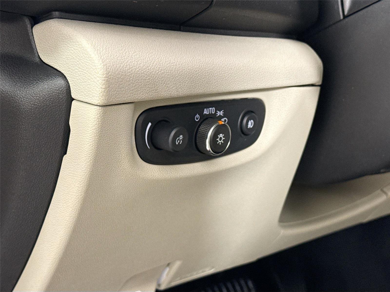 Used 2018 White Frost Tricoat Buick Essence image 17