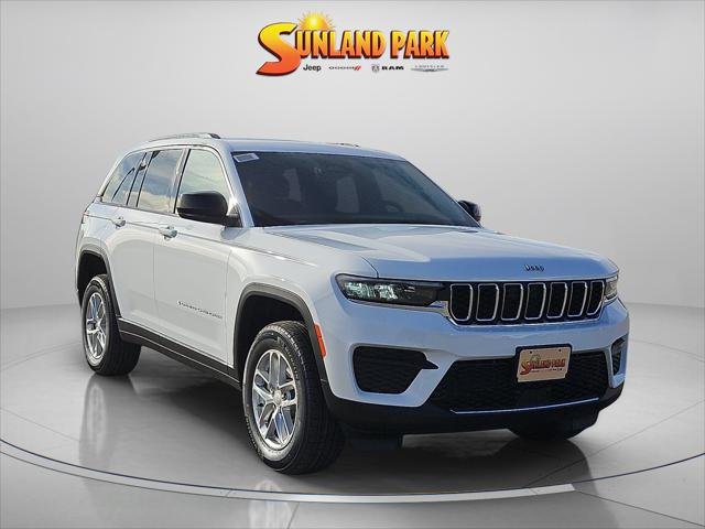 New 2025 Bright White Clear-Coat Exterior Paint Jeep Laredo X image 1