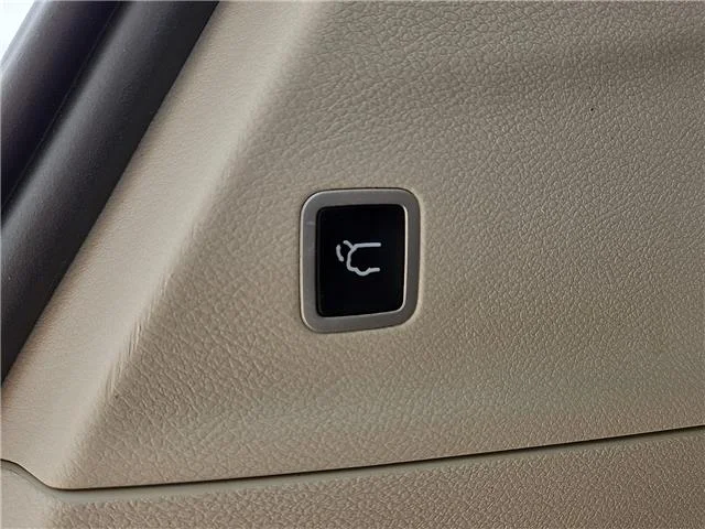 Used 2024 White Chrysler Select Front-Wheel Drive Passenger image 8